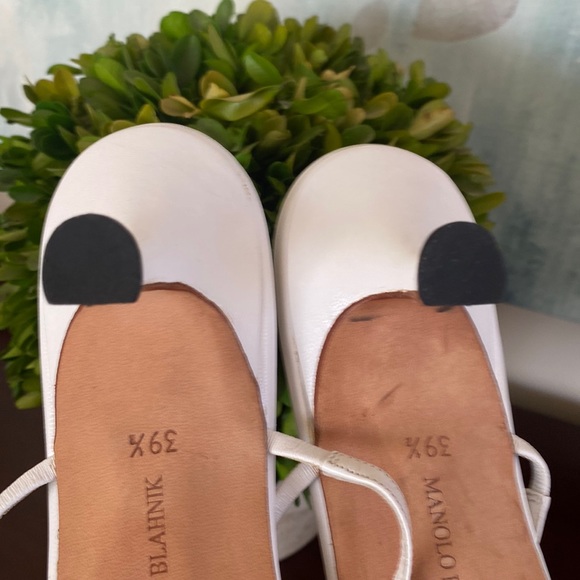 MANOLO BLAHNIK THONG SANDALS 2 INCH KITTEN HEEL EMBELLISHED WITH CORAL BEADS - Picture 14 of 17